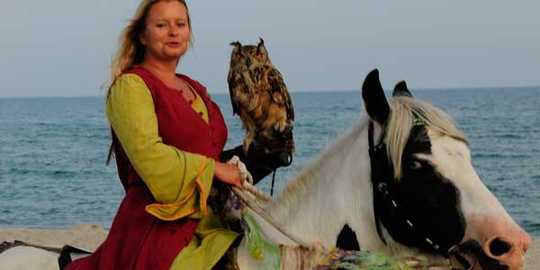 greifvoegel mit pferd